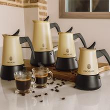 Piccolina 900 Beige Cafetière italienne conçue en acier inoxydable de haute qualité, idéale pour remplir 10 tasses de café.