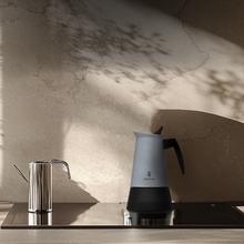 Piccolina 200 Blue Cafetière italienne conçue en acier inoxydable de haute qualité, idéale pour remplir 2 tasses de café.