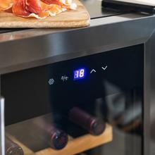 Bolero GrandSommelier 1550 Inox Compressor Cave à vin avec porte et poignée en acier inoxydable, d'une capacité de 15 bouteilles, avec compresseur de réfrigération, température réglable entre 5 et 18 ºC et panneau de contrôle tactile.
