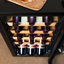Bolero GrandSommelier 1550 Inox Compressor Cave à vin avec porte et poignée en acier inoxydable, d'une capacité de 15 bouteilles, avec compresseur de réfrigération, température réglable entre 5 et 18 ºC et panneau de contrôle tactile.