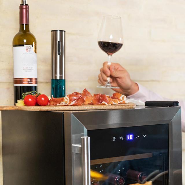 Bolero GrandSommelier 1550 Inox Compressor Vinoteca con puerta y tirador inox de 15 botellas de capacidad con sistema compresor de enfriamiento, temperatura regulable entre 5-18ºC y panel de control táctil.