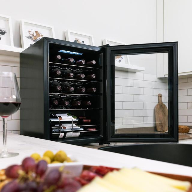 Bolero GrandSommelier 2050 Black Compressor Cave de vinhos preta com capacidade para 20 garrafas, com sistema de arrefecimento por compressor, temperatura regulável entre 5-18 ˚C e painel de controlo tátil.