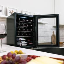 Bolero GrandSommelier 2050 Black Compressor Cave à vin noir, d'une capacité de 20 bouteilles, avec compresseur de réfrigération, température réglable entre 5 et 18 ºC et panneau de contrôle tactile.