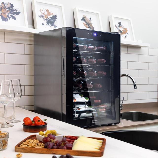 Bolero GrandSommelier 2050 Black Compressor Cave de vinhos preta com capacidade para 20 garrafas, com sistema de arrefecimento por compressor, temperatura regulável entre 5-18 ˚C e painel de controlo tátil.