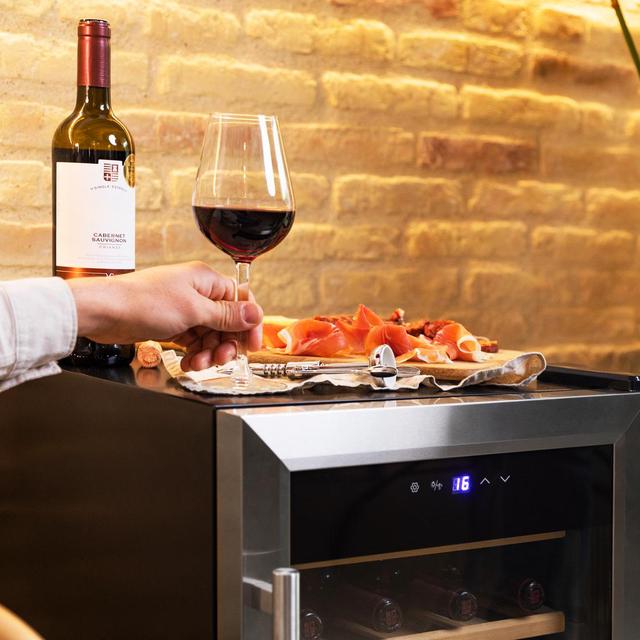 Bolero GrandSommelier 2050 Inox Compressor Cave de vinhos com porta e pega em aço inoxidável, capacidade para 20 garrafas, com sistema de arrefecimento por compressor, temperatura regulável entre 5-18 ˚C e painel de controlo tátil.