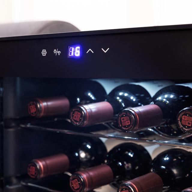 Bolero GrandSommelier 2450 Black Compressor Cave de vinhos preta com capacidade para 24 garrafas, com sistema de arrefecimento por compressor, temperatura regulável entre 5-18 ˚C e painel de controlo tátil.