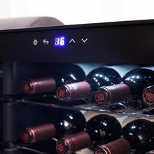 Bolero GrandSommelier 2450 Black Compressor Cave de vinhos preta com capacidade para 24 garrafas, com sistema de arrefecimento por compressor, temperatura regulável entre 5-18 ˚C e painel de controlo tátil.