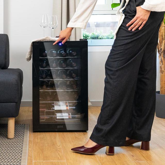 Bolero GrandSommelier 2450 Black Compressor Cave à vin noir, d'une capacité de 24 bouteilles, avec compresseur de réfrigération, température réglable entre 5 et 18 ºC et panneau de contrôle tactile.