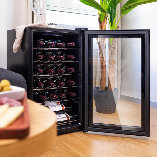 Bolero GrandSommelier 2450 Black Compressor Vinoteca en negro de 24 botellas de capacidad con sistema compresor de enfriamiento, temperatura regulable entre 5-18ºC y panel de control táctil.