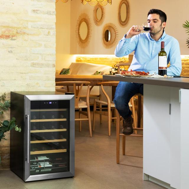 Bolero GrandSommelier 2450 Inox Compressor Cantinetta nera con capacità di 24 bottiglie con sistema di raffreddamento a compressore, temperatura regolabile tra 5 e 18 ºC e pannello di controllo touch.