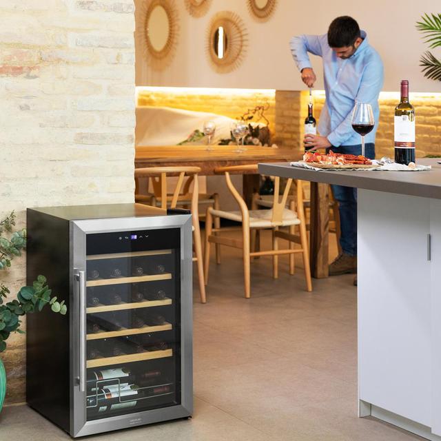 Bolero GrandSommelier 2450 Inox Compressor Cave de vinhos com porta e pega em aço inoxidável, capacidade para 24 garrafas, com sistema de arrefecimento por compressor, temperatura regulável entre 5-18 ˚C e painel de controlo tátil.