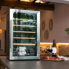 Bolero GrandSommelier 2450 Inox Compressor Vinoteca con puerta y tirador inox de 24 botellas de capacidad con sistema compresor de enfriamiento, temperatura regulable entre 5-18ºC y panel de control táctil.