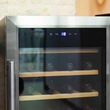 Bolero GrandSommelier 2450 Inox Compressor Vinoteca con puerta y tirador inox de 24 botellas de capacidad con sistema compresor de enfriamiento, temperatura regulable entre 5-18ºC y panel de control táctil.