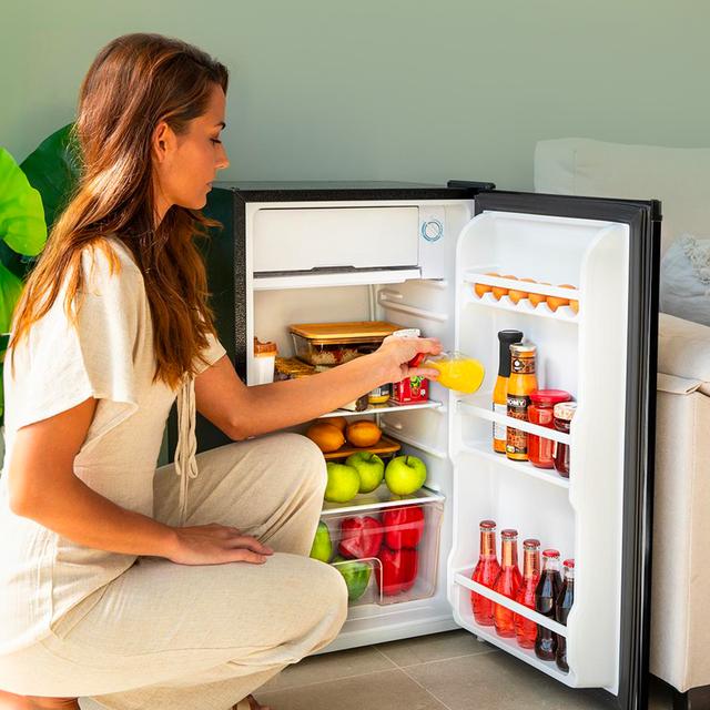 Bolero CoolMarket TT 90 Inox E Mini frigorífico inox de 83cm alto y 47cm ancho, con 90L de capacidad, control de temperatura regulable y compartimento de conservación.