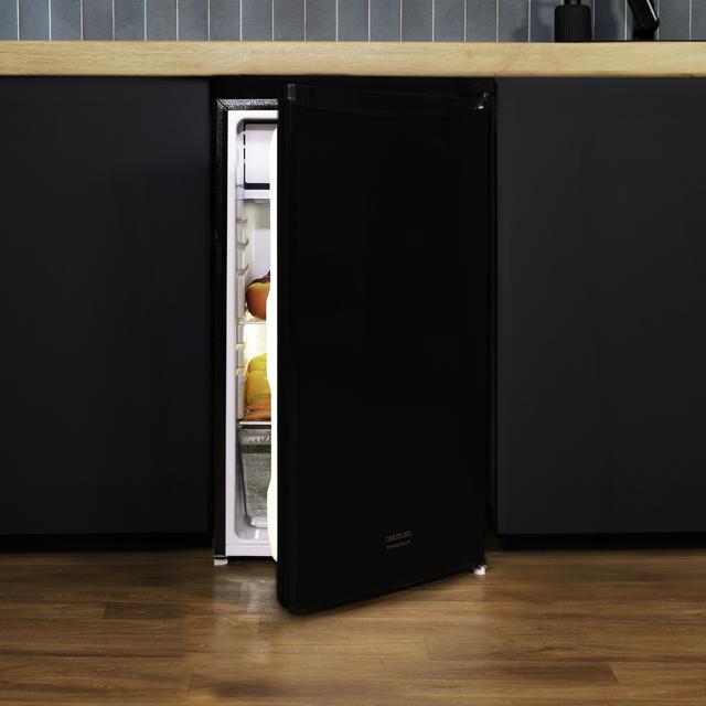 Bolero CoolMarket TT 90 Black E Mini frigorífico negro de 83cm alto y 47cm ancho, con 90L de capacidad, control de temperatura regulable y compartimento de conservación.