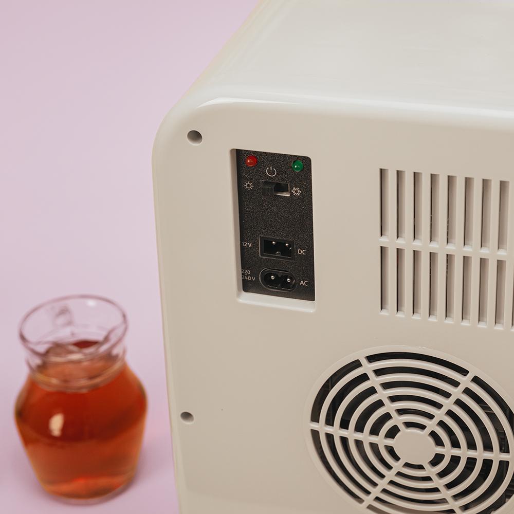 Panel trasero del frigorífico CECOTEC Bolero MiniCooling 20L Bahamas Pink con conexiones 12V y 220-240V