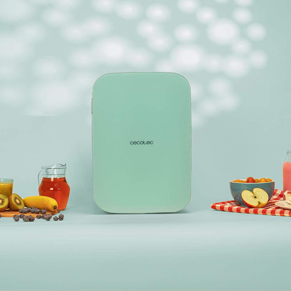 Mini frigorífico CECOTEC Bolero MiniCooling 20L Bahamas Mint en cocina con frutas y bebidas