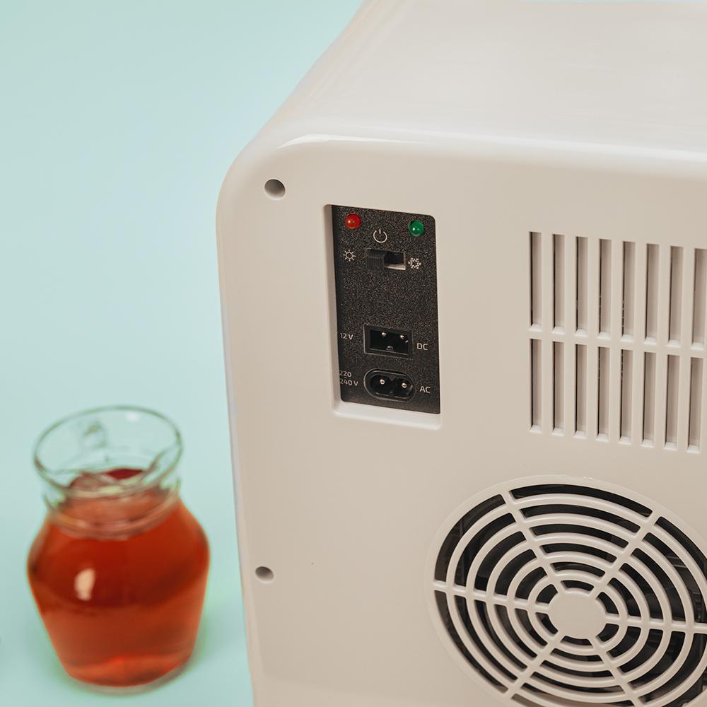 Panel trasero del frigorífico CECOTEC Bolero MiniCooling 20L Bahamas Mint con conexiones 12V y 220-240V