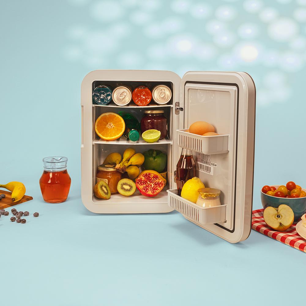Frigorífico CECOTEC Bolero MiniCooling 20L Bahamas Mint cargado con bebidas y alimentos
