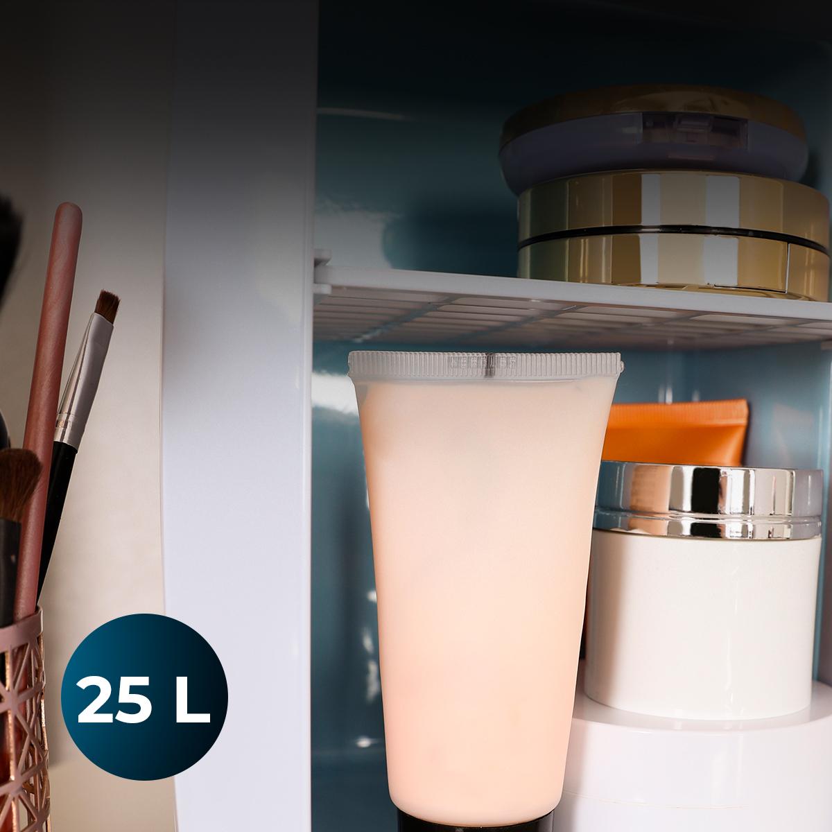 Interior de la mini nevera CECOTEC Bolero MiniCooling 25L Bahamas Mint con cosméticos y productos pequeños