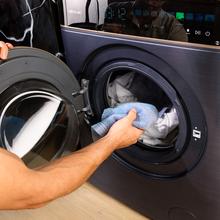 Bolero DressCode 9900 Inverter FullColor Ice Blue A Lave-linge à chargement frontal Ice Blue, avec une capacité de 9 kg, 1400 tr/min, écran FullColor de 10,3", 16 programmes, moteur Inverter Plus, SteamMax, classe A, Spa Care, OnSmart, Fuzzy Logic, Smooth Wash, joint antibactérien et Drum Clean.