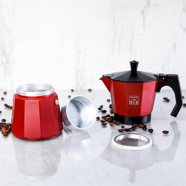 Mokclassic 300 Red Moka in alluminio con capacità per 3 tazze di caffè, di colore rosso, adatta a diversi tipi di cucine e facile da pulire.