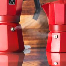 Mokclassic 600 Red Cafeteira italiana de alumínio com capacidade para 6 chávenas de café, cor vermelho, fácil de limpar e apta para todo o tipo de fogões.