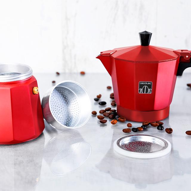 Mokclassic 900 Red Cafetière italienne rouge en aluminium avec capacité pour remplir jusqu’à 9 tasses de café. Convient à tous types de cuisines et est facile à nettoyer.