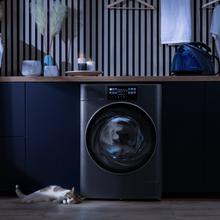 Bolero DressCode 12950 Autodose Direct Drive 3D Steel Lavadora Autodosis de carga frontal steel de 12 kg de capacidad, 1400 rpm, clase A, y motor Direct Drive, con diseño Core Matrix Screen 9,2" y Core Body, 13 programas, SteamMax, Sanitize, funciones inteligentes OnSmart y Fuzzy Logic, Smooth Wash, puerta XXL y luz interior.