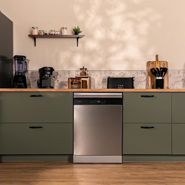 Bolero Aguazero 6800 Inox A Lavavajillas diseñado para 14 cubiertos, con Clase A y el avanzado Motor Inverter Plus Duo. Disfruta de 8 programas versátiles, incluyendo Smart ProWash  y SteamMax, junto con el BlueWater System. Optimiza cada ciclo con Eco FlexWash y Comfort Wash, mientras el filtro antibacteriano y el programa AutoClean mantienen la higiene. La tecnología Dual Zone Wash, la función Half Load y la comodidad del Delay Start hacen una experiencia superior.