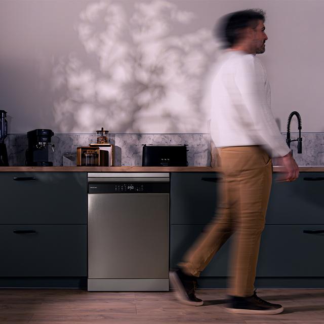 Bolero Aguazero 6800 Inox A Lavavajillas diseñado para 14 cubiertos, con Clase A y el avanzado Motor Inverter Plus Duo. Disfruta de 8 programas versátiles, incluyendo Smart ProWash  y SteamMax, junto con el BlueWater System. Optimiza cada ciclo con Eco FlexWash y Comfort Wash, mientras el filtro antibacteriano y el programa AutoClean mantienen la higiene. La tecnología Dual Zone Wash, la función Half Load y la comodidad del Delay Start hacen una experiencia superior.