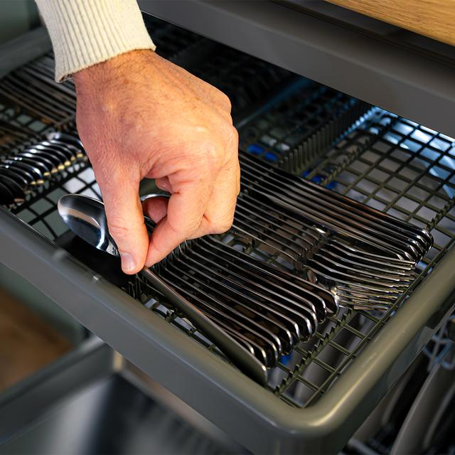 Bolero Aguazero 6800 Inox A Lavavajillas diseñado para 14 cubiertos, con Clase A y el avanzado Motor Inverter Plus Duo. Disfruta de 8 programas versátiles, incluyendo Smart ProWash  y SteamMax, junto con el BlueWater System. Optimiza cada ciclo con Eco FlexWash y Comfort Wash, mientras el filtro antibacteriano y el programa AutoClean mantienen la higiene. La tecnología Dual Zone Wash, la función Half Load y la comodidad del Delay Start hacen una experiencia superior.