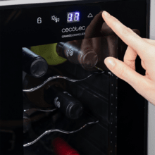 Bolero GrandSommelier 1250 CoolCrystal Compressor Weinkühlschrank freistehend, Fassungsvermögen 12 Flaschen, Temperatureinstellung 8-18°C, 25 cm breit und 79,5 cm hoch, Holzeinlegeböden, Touch-Display und LED-Innenbeleuchtung.