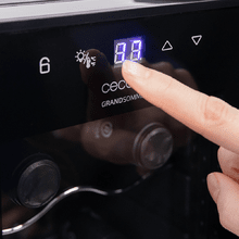 Bolero GrandSommelier 1250 CoolCrystal Compressor Vinoteca de libre instalación, capacidad para 12 botellas, ajuste temperatura 8-18ºC, 25 cm de ancho y 79,5 cm de alto, display táctil e iluminación LED interna.
