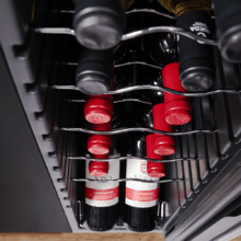 Bolero GrandSommelier 1250 CoolCrystal Compressor Vinoteca de libre instalación, capacidad para 12 botellas, ajuste temperatura 8-18ºC, 25 cm de ancho y 79,5 cm de alto, display táctil e iluminación LED interna.