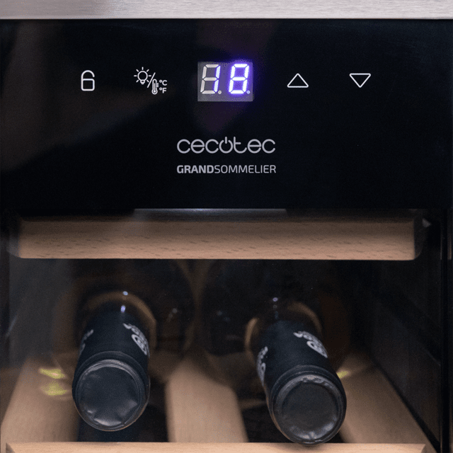 Bolero GrandSommelier 1250 CoolWood Compressor Cantinetta frigo a libera installazione, capacità di 12 bottiglie, regolazione della temperatura 8-18ºC, larghezza 25 cm e altezza 79,5 cm, ripiani in legno, display touch e illuminazione interna a LED.