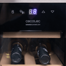 Bolero GrandSommelier 1250 CoolWood Compressor Cave à vin indépendante, capacité de 12 bouteilles, réglage de la température de 8 à 18ºC, 25 cm de large et 79,5 cm de haut, étagères en bois, écran tactile et éclairage interne par LED.