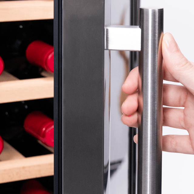 Bolero GrandSommelier 1250 CoolWood Compressor Cantinetta frigo a libera installazione, capacità di 12 bottiglie, regolazione della temperatura 8-18ºC, larghezza 25 cm e altezza 79,5 cm, ripiani in legno, display touch e illuminazione interna a LED.