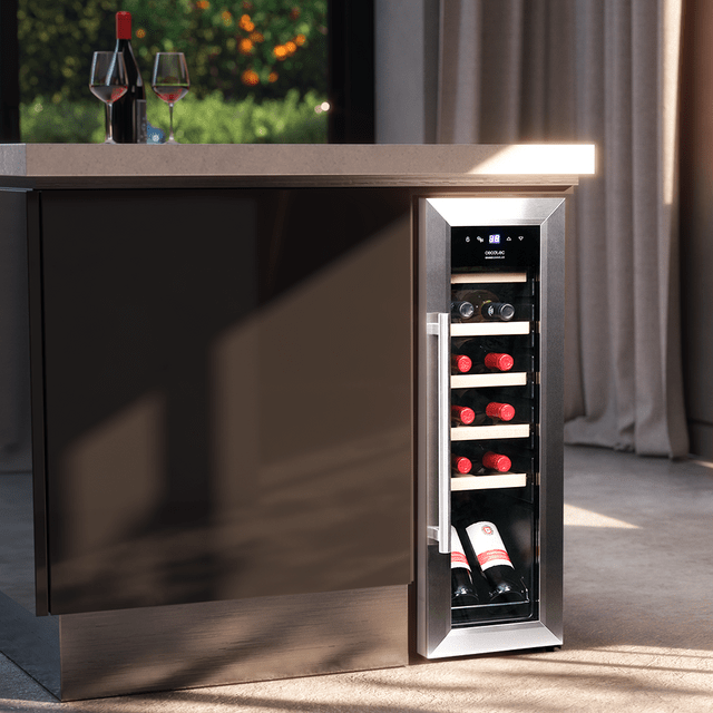 Bolero GrandSommelier 1250 CoolWood Compressor Cave à vin indépendante, capacité de 12 bouteilles, réglage de la température de 8 à 18ºC, 25 cm de large et 79,5 cm de haut, étagères en bois, écran tactile et éclairage interne par LED.