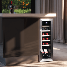 Bolero GrandSommelier 1250 CoolWood Compressor Vinoteca de libre instalación, capacidad para 12 botellas, ajuste temperatura 8-18ºC, 25 cm de ancho y 79,5 cm de alto, estantes de madera, display táctil e iluminación LED interna.