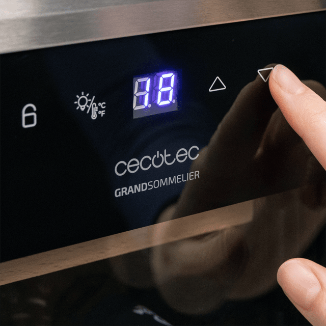 Bolero GrandSommelier 1250 CoolWood Compressor Cantinetta frigo a libera installazione, capacità di 12 bottiglie, regolazione della temperatura 8-18ºC, larghezza 25 cm e altezza 79,5 cm, ripiani in legno, display touch e illuminazione interna a LED.