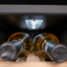 Bolero GrandSommelier 1250 CoolWood Compressor Cantinetta frigo a libera installazione, capacità di 12 bottiglie, regolazione della temperatura 8-18ºC, larghezza 25 cm e altezza 79,5 cm, ripiani in legno, display touch e illuminazione interna a LED.