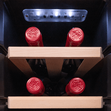 Bolero GrandSommelier 1250 CoolWood Compressor Cave de vinhos independente, capacidade para 12 garrafas, regulação da temperatura 8-18º ˚C, 25 cm de largura e 79,5 cm de altura, prateleiras de madeira, ecrã tátil e iluminação LED interna.