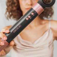 Bamba CermicCare 2in1 AirGlam Black Multifunktioneller 2-in-1-Haarstyler mit Coanda-Technologie, der trocknet, formt, lockt und Frizz beseitigt. Sie verfügt über 3 Geschwindigkeiten, 3 Temperaturen und eine intelligente Wärmeregelung. Digitaler Motor mit 1400 W Leistung und 110.000 U/min. Köpfe mit Keramik- und Keratinbeschichtung.