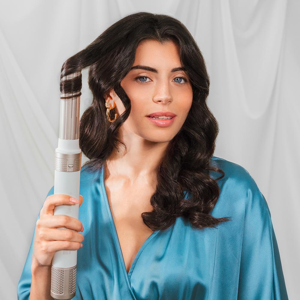 CECOTEC AirGlam 10in1 Champagne creando ondas en cabello largo