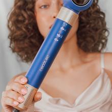 Bamba CeramicCare 10in1 AirGlam Blue Moldeador multifunción 10 en 1 con tecnología Coanda que moldea, riza, peina, seca y elimina el efecto frizz. Con 3 velocidades, 3 temperaturas, y control inteligente del calor. Motor digital 1400 W de potencia y 110000 rpm. Cabezales con revestimiento de cerámica y keratina.