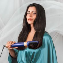 Bamba CermicCare 10in1 AirGlam Blue 10-in-1-Multifunktions-Haarstyler mit Coanda-Technologie zum Formen, Locken, Stylen, Trocknen und Beseitigen von Frizz. Sie verfügt über 3 Geschwindigkeiten, 3 Temperaturen und eine intelligente Wärmeregelung. Digitaler Motor mit 1400 W Leistung und 110.000 U/min. Köpfe mit Keramik- und Keratinbeschichtung.