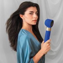 Bamba CermicCare 10in1 AirGlam Blue 10-in-1-Multifunktions-Haarstyler mit Coanda-Technologie zum Formen, Locken, Stylen, Trocknen und Beseitigen von Frizz. Sie verfügt über 3 Geschwindigkeiten, 3 Temperaturen und eine intelligente Wärmeregelung. Digitaler Motor mit 1400 W Leistung und 110.000 U/min. Köpfe mit Keramik- und Keratinbeschichtung.