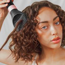 Bamba CermicCare 12in1 AirGlam Black 12-in-1-Multifunktions-Haarstyler mit Coanda-Technologie zum Formen, Locken, Stylen, Trocknen und Entfernen von Frizz. Sie verfügt über 3 Geschwindigkeiten, 3 Temperaturen und eine intelligente Wärmeregelung. Digitaler Motor mit 1400 W Leistung und 110.000 U/min. Köpfe mit Keramik- und Keratinbeschichtung.