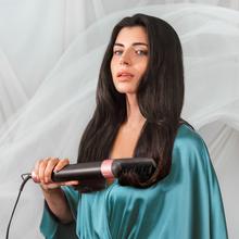 Bamba CermicCare 12in1 AirGlam Black 12-in-1-Multifunktions-Haarstyler mit Coanda-Technologie zum Formen, Locken, Stylen, Trocknen und Entfernen von Frizz. Sie verfügt über 3 Geschwindigkeiten, 3 Temperaturen und eine intelligente Wärmeregelung. Digitaler Motor mit 1400 W Leistung und 110.000 U/min. Köpfe mit Keramik- und Keratinbeschichtung.